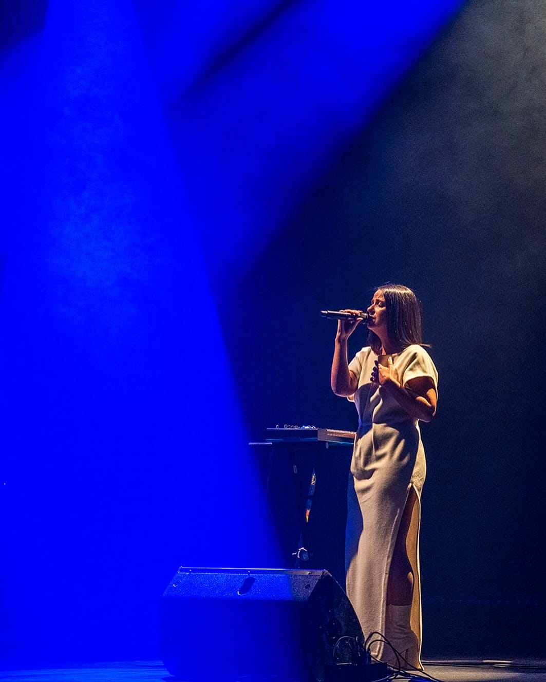 Fado Singer Lina_ on stage with athmospehric blue lights around her