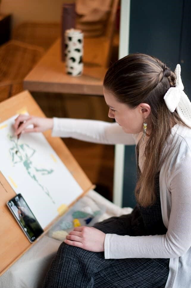 a photo of Kaite painting